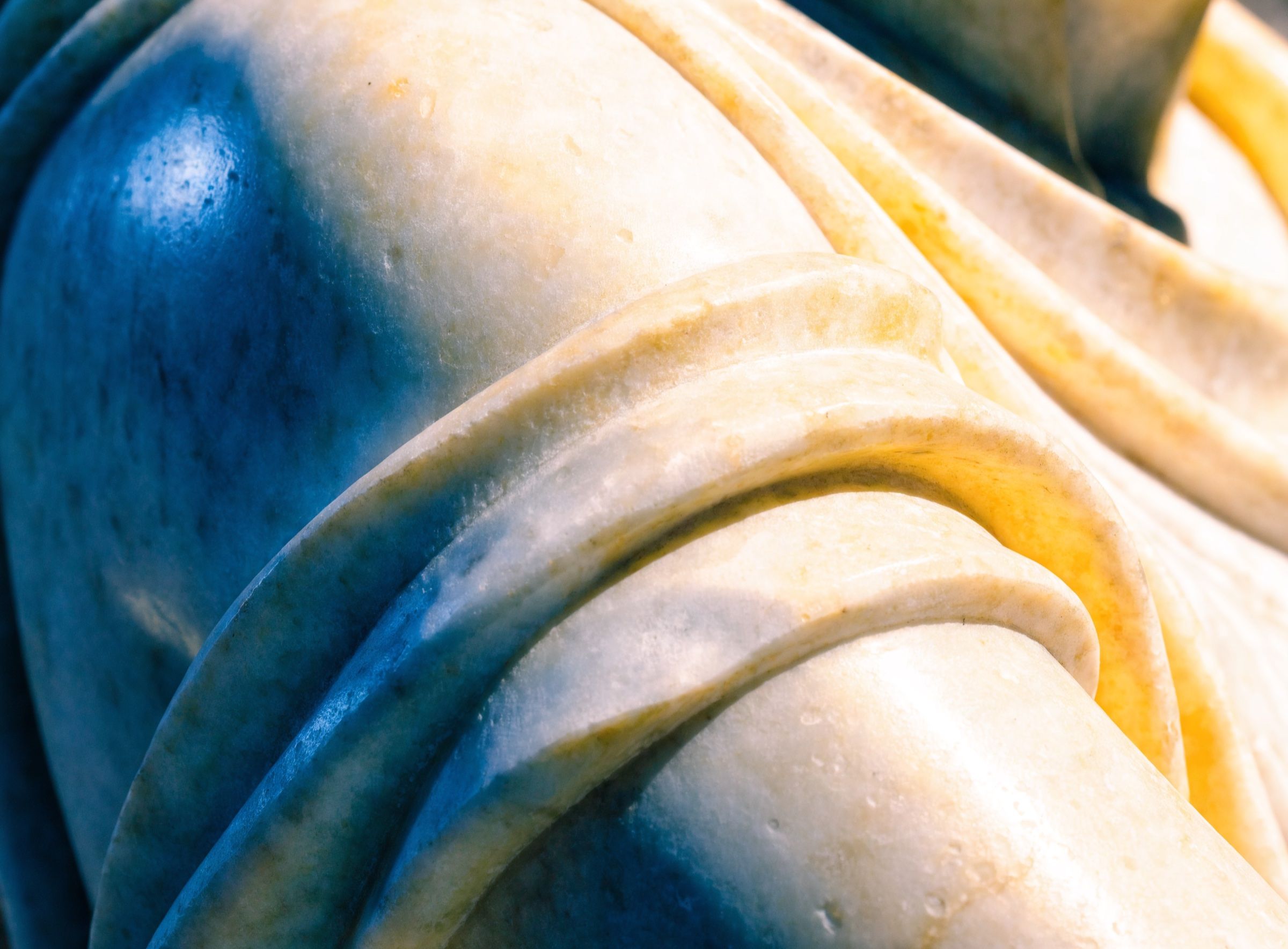 Drapé de marbre sculpté