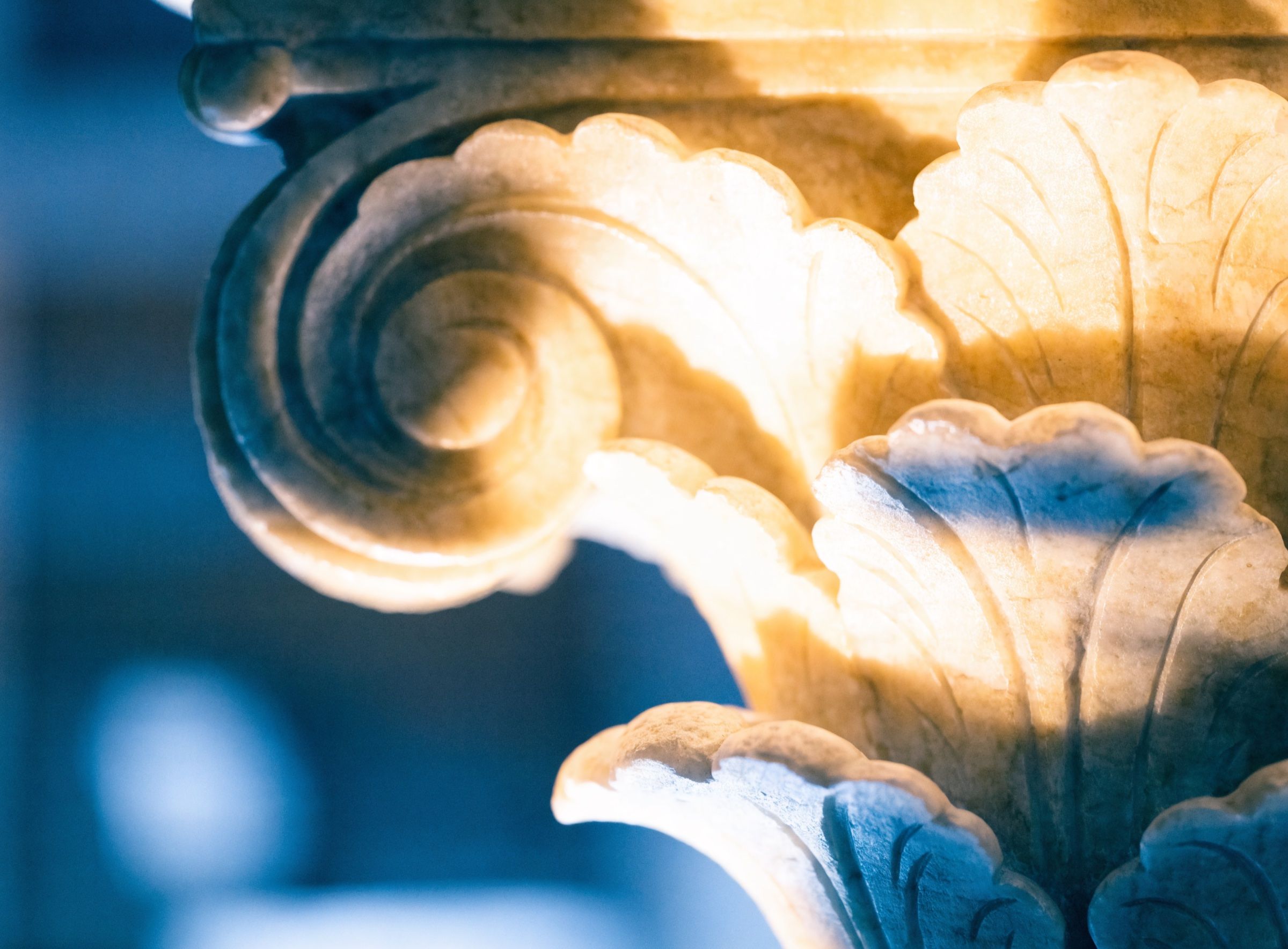 Volute de marbre sculptée