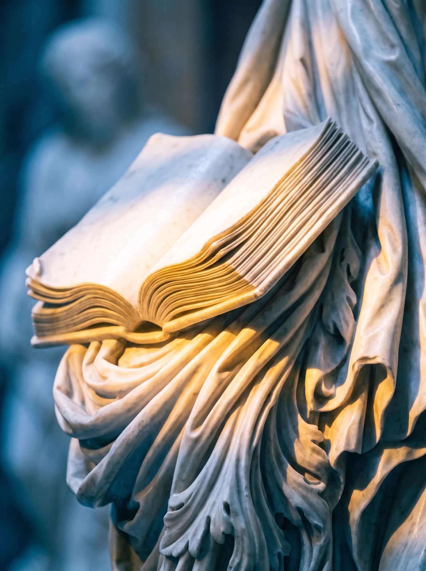 Livre de marbre sculpté