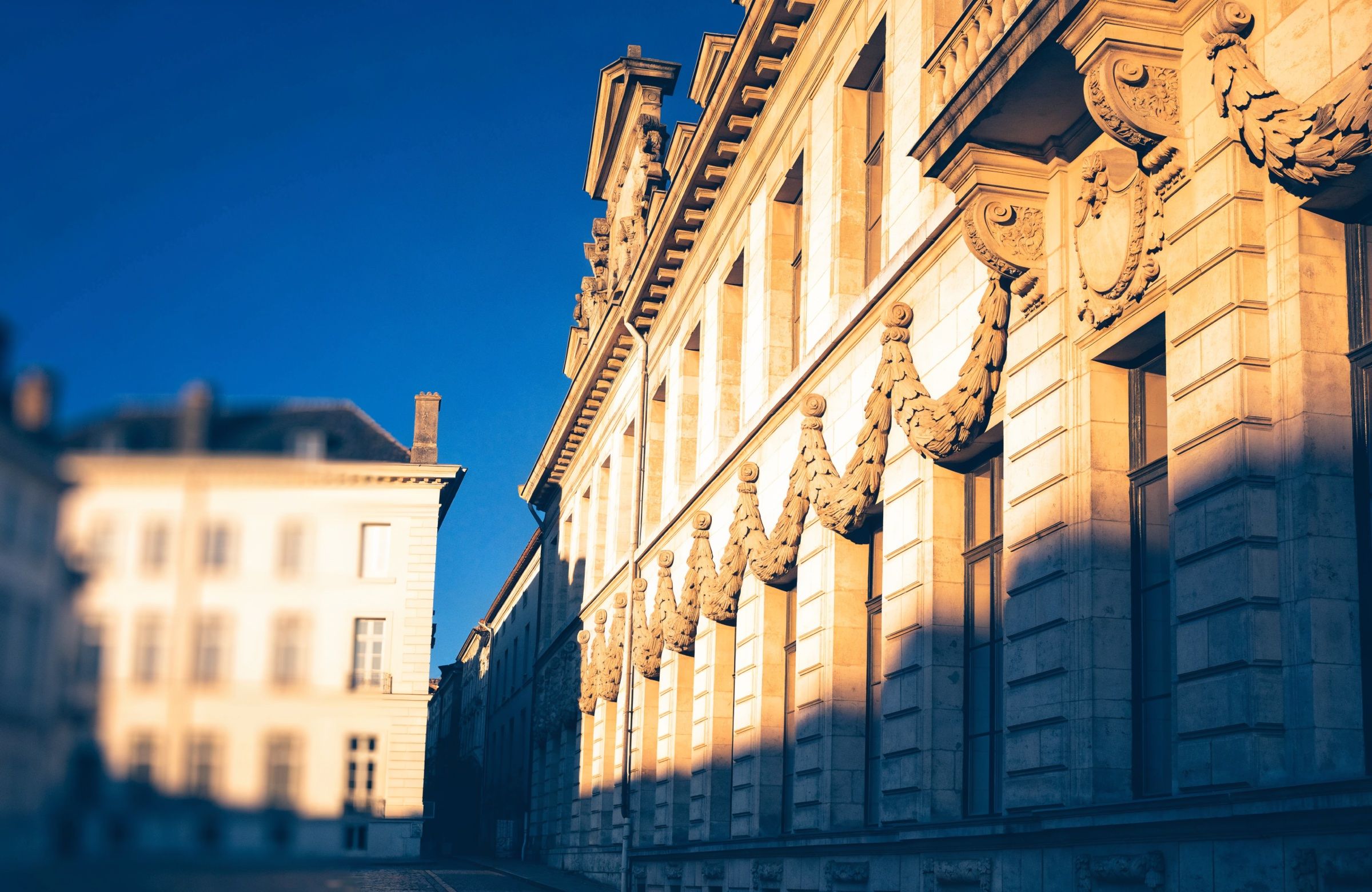 Façade sculptée de guirlandes au soleil, Lille