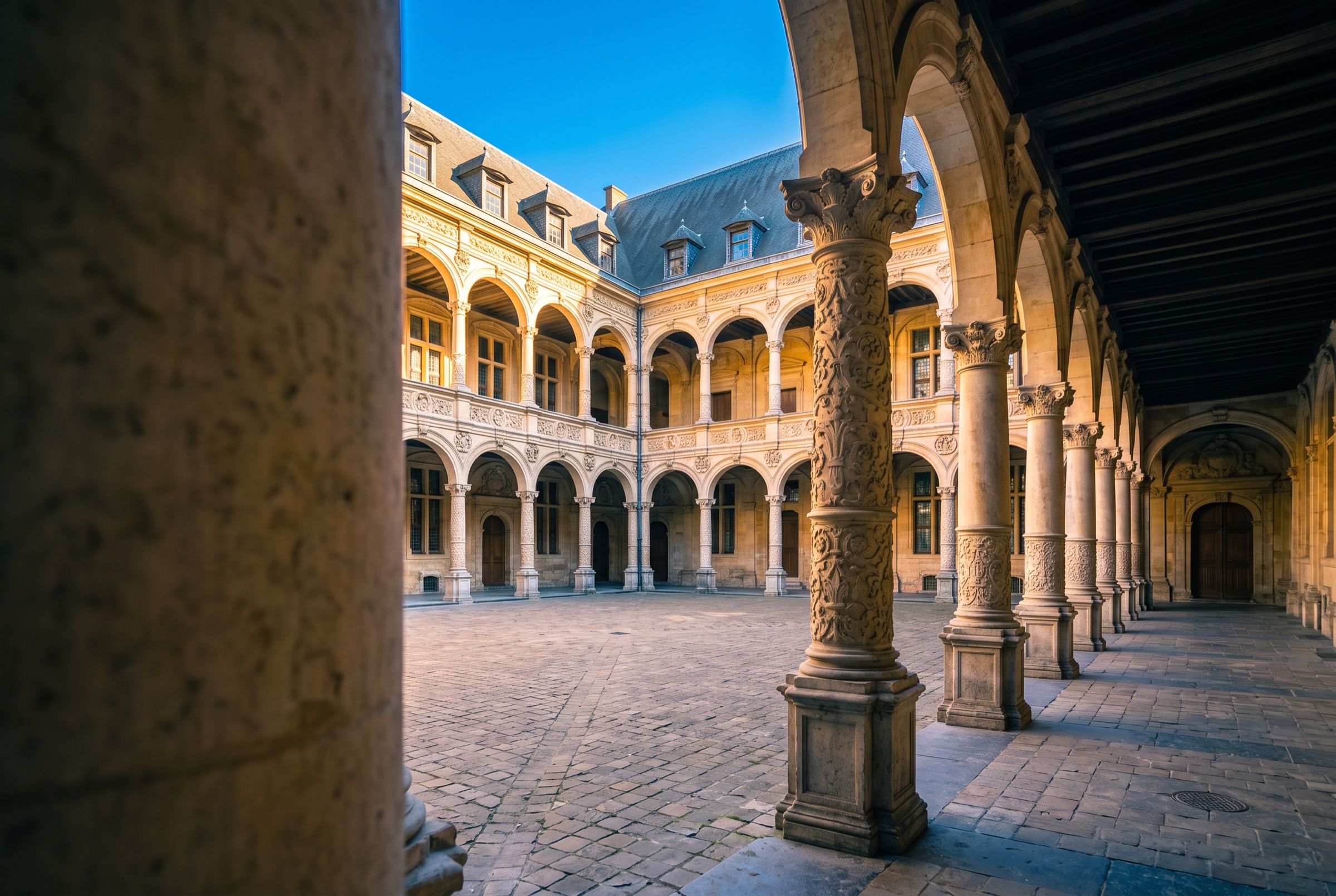 Cour de la Vieille Bourse de Lille au soleil