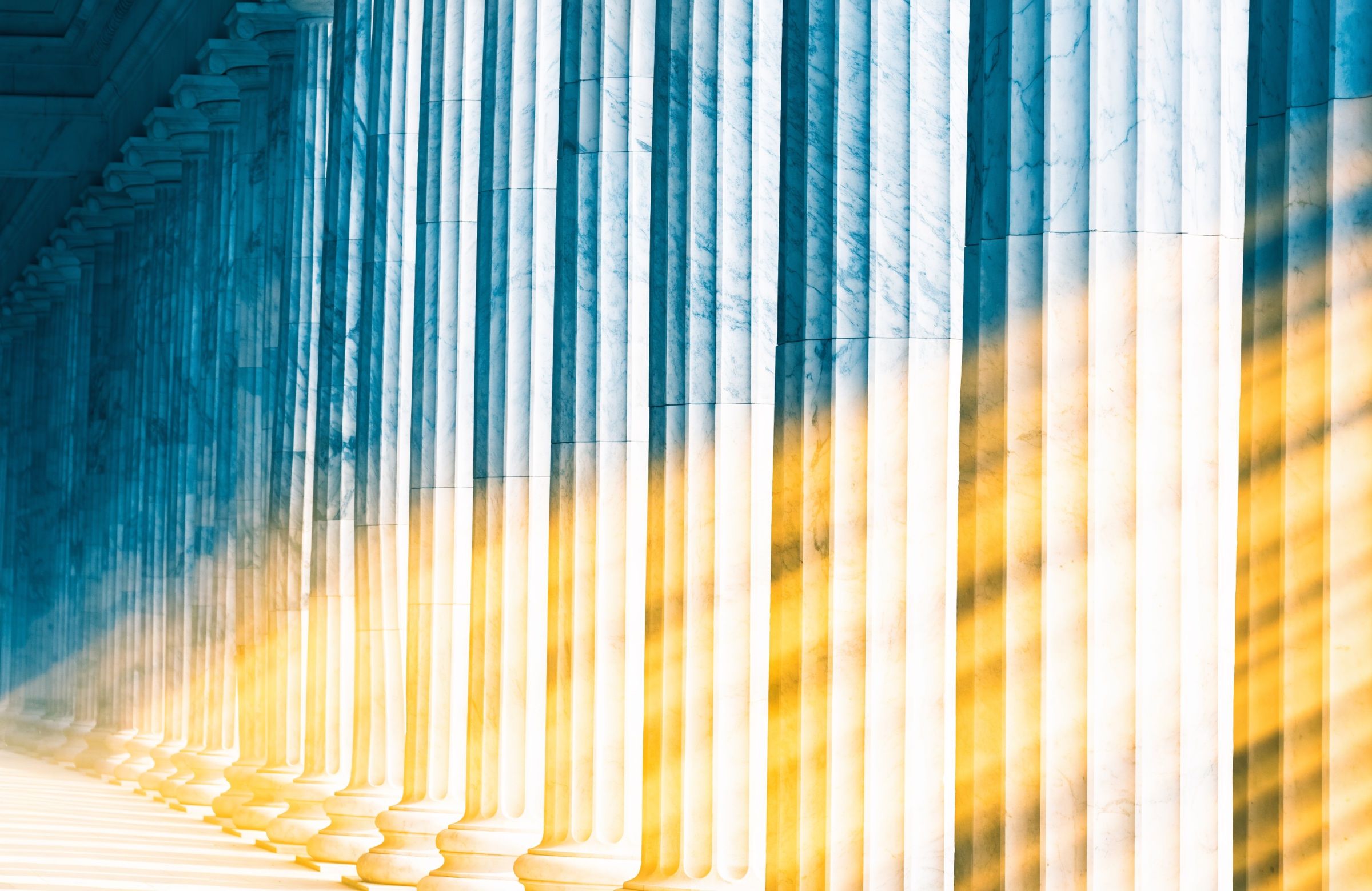 Colonnade de marbre dans la lumière du soleil