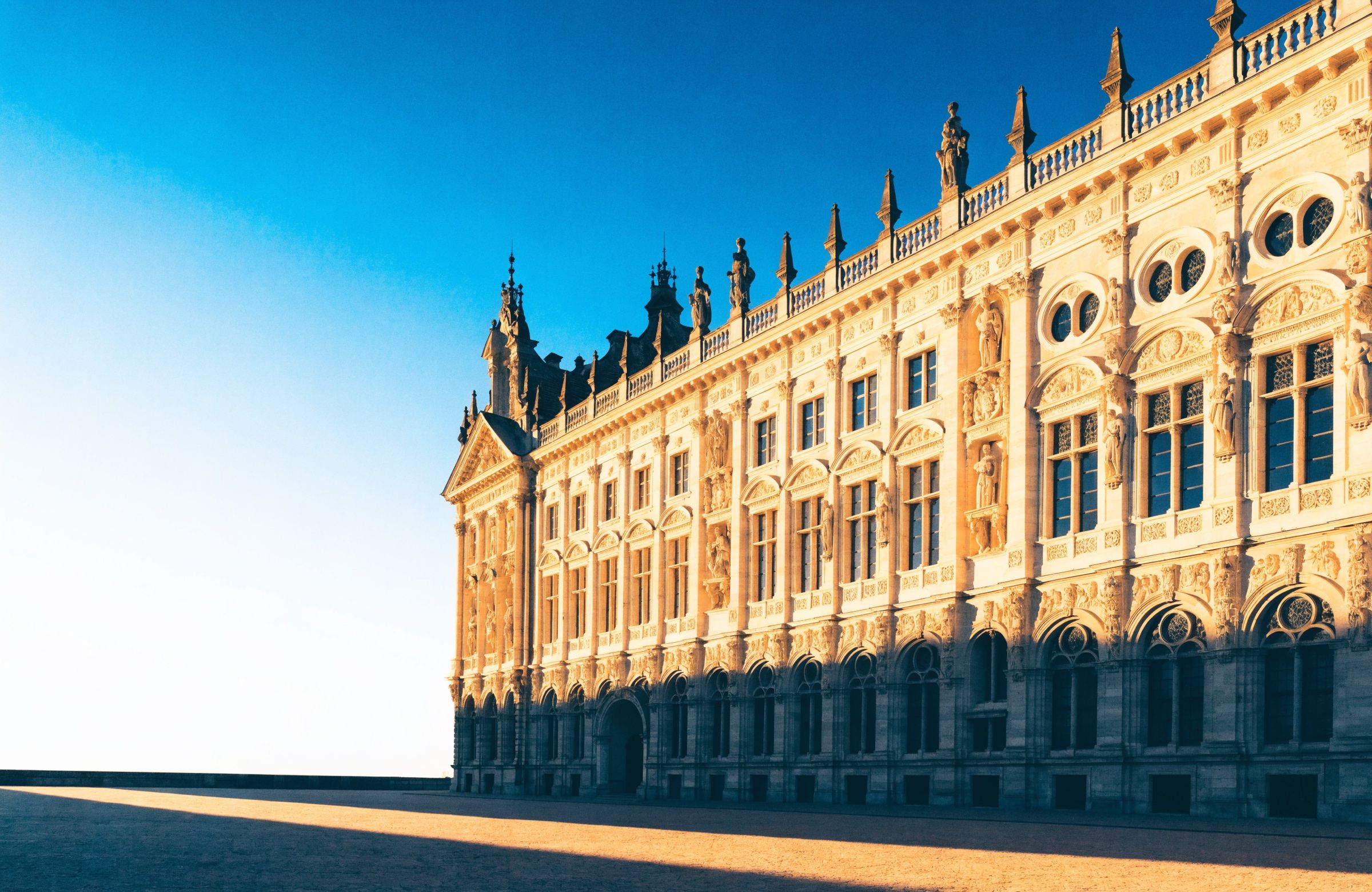 Façade de la Chambre de commerce de Lille au soleil