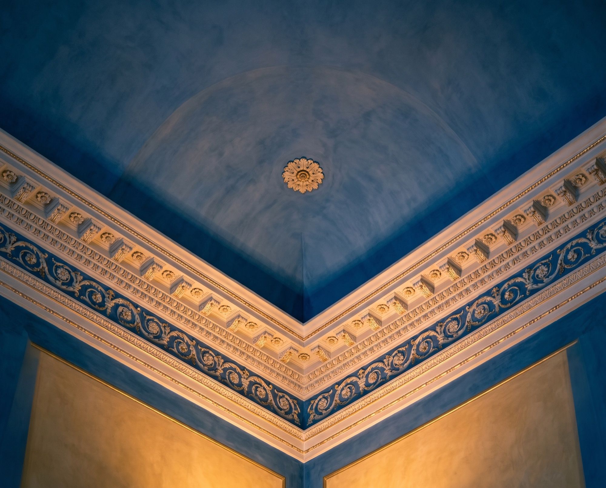 Moulures de plafond sculptées