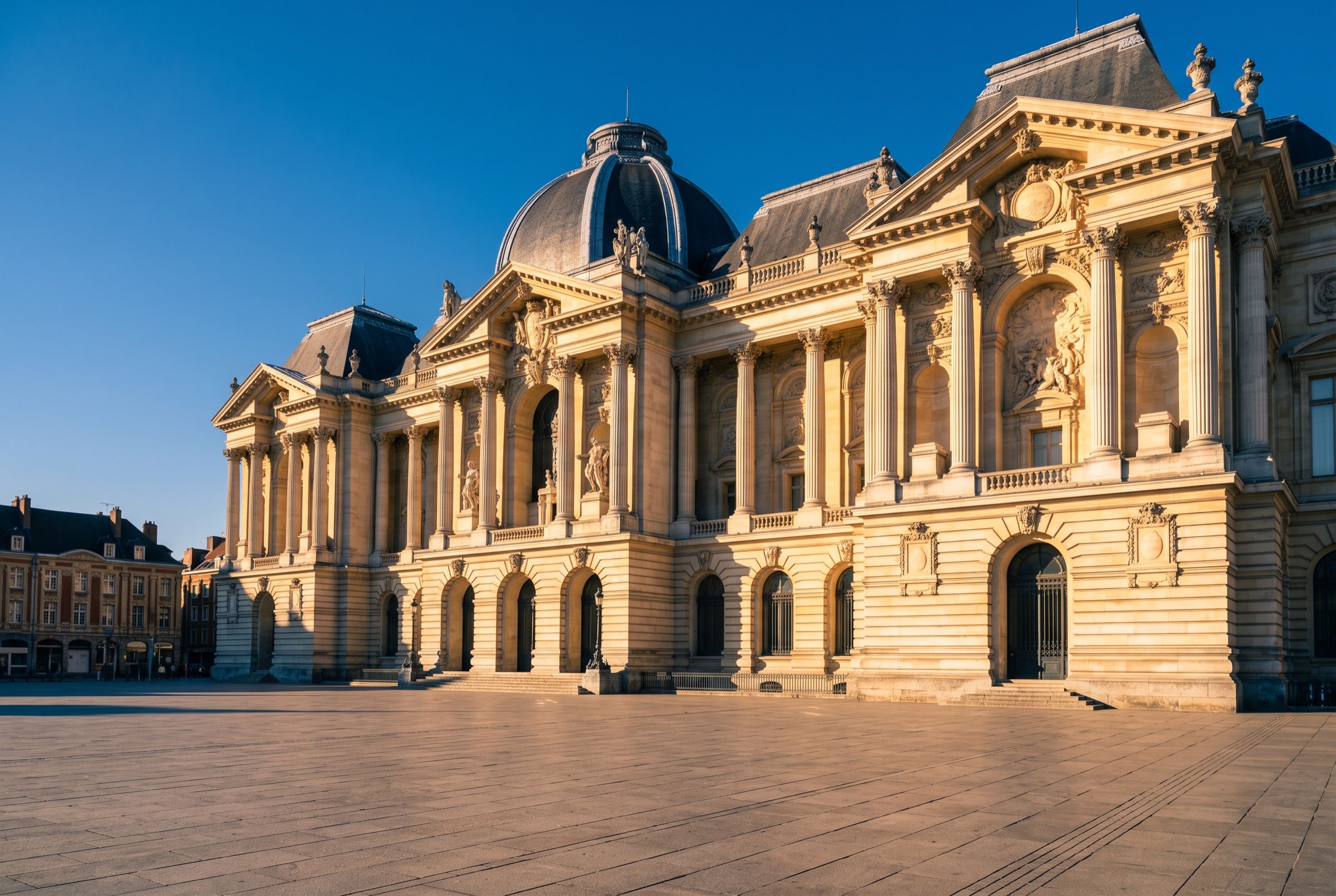 Façade lilloise sculptée au soleil