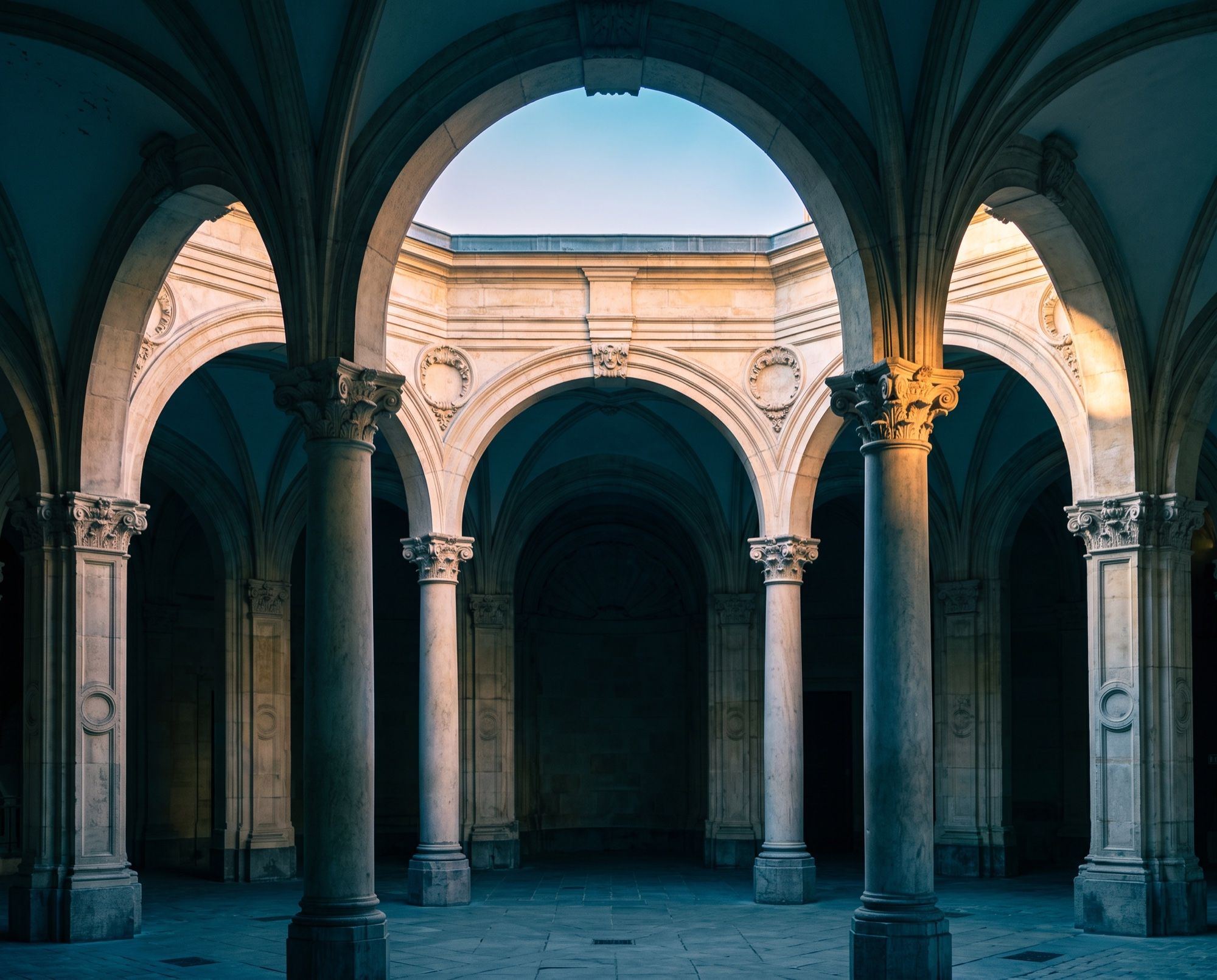 Cour à arcades