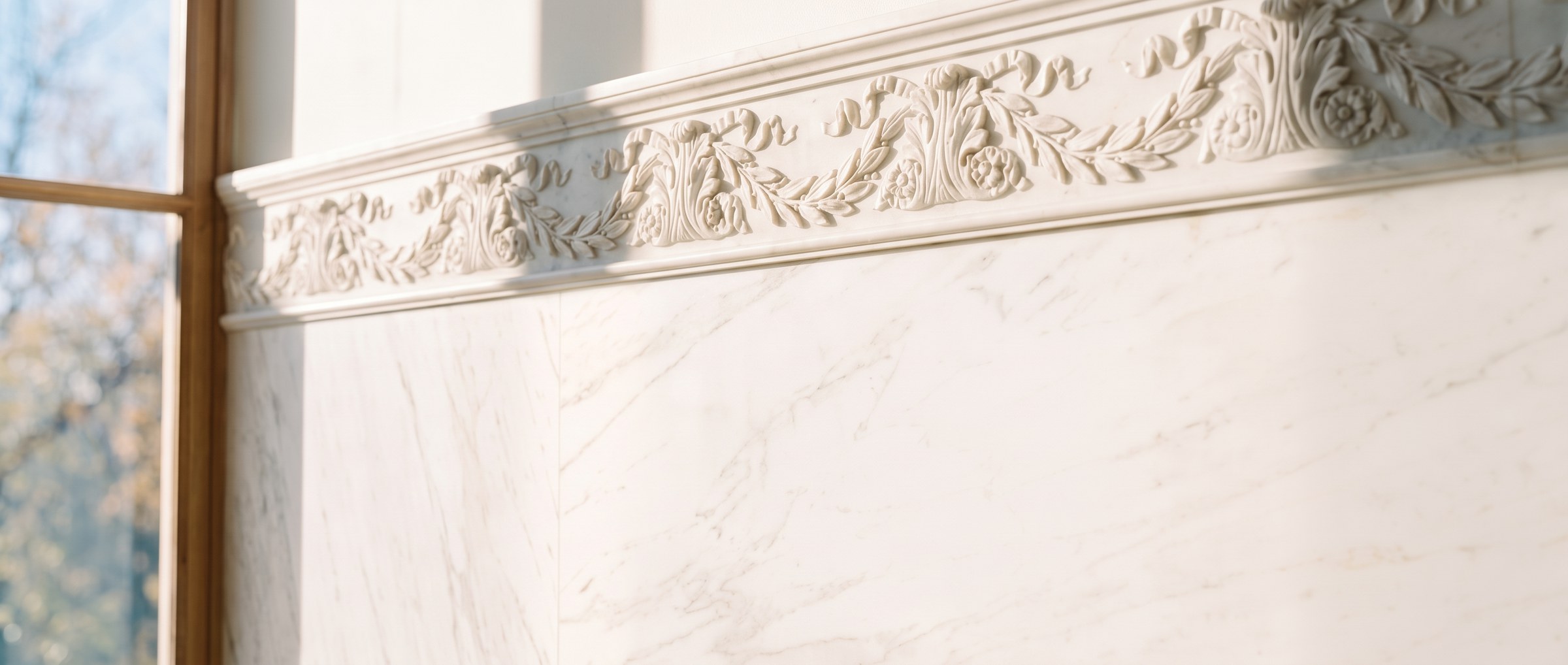 Mur de marbre blanc  frise sculpte, clair par la lumire du matin